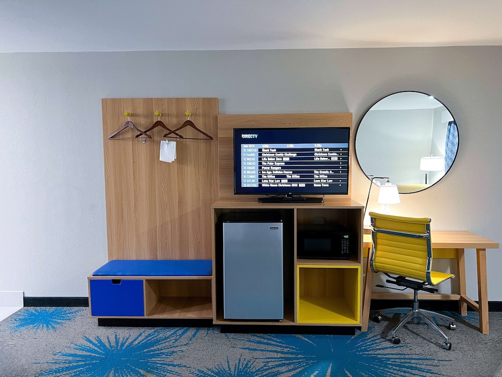 Days Inn & Suites by Wyndham Santa Rosa 24/30