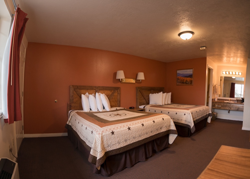 Broken Spur Inn And Steakhouse 34/72
