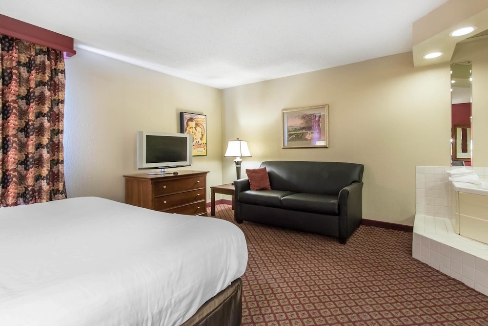 Econo Lodge Inn and Suites Joplin MO 16/42