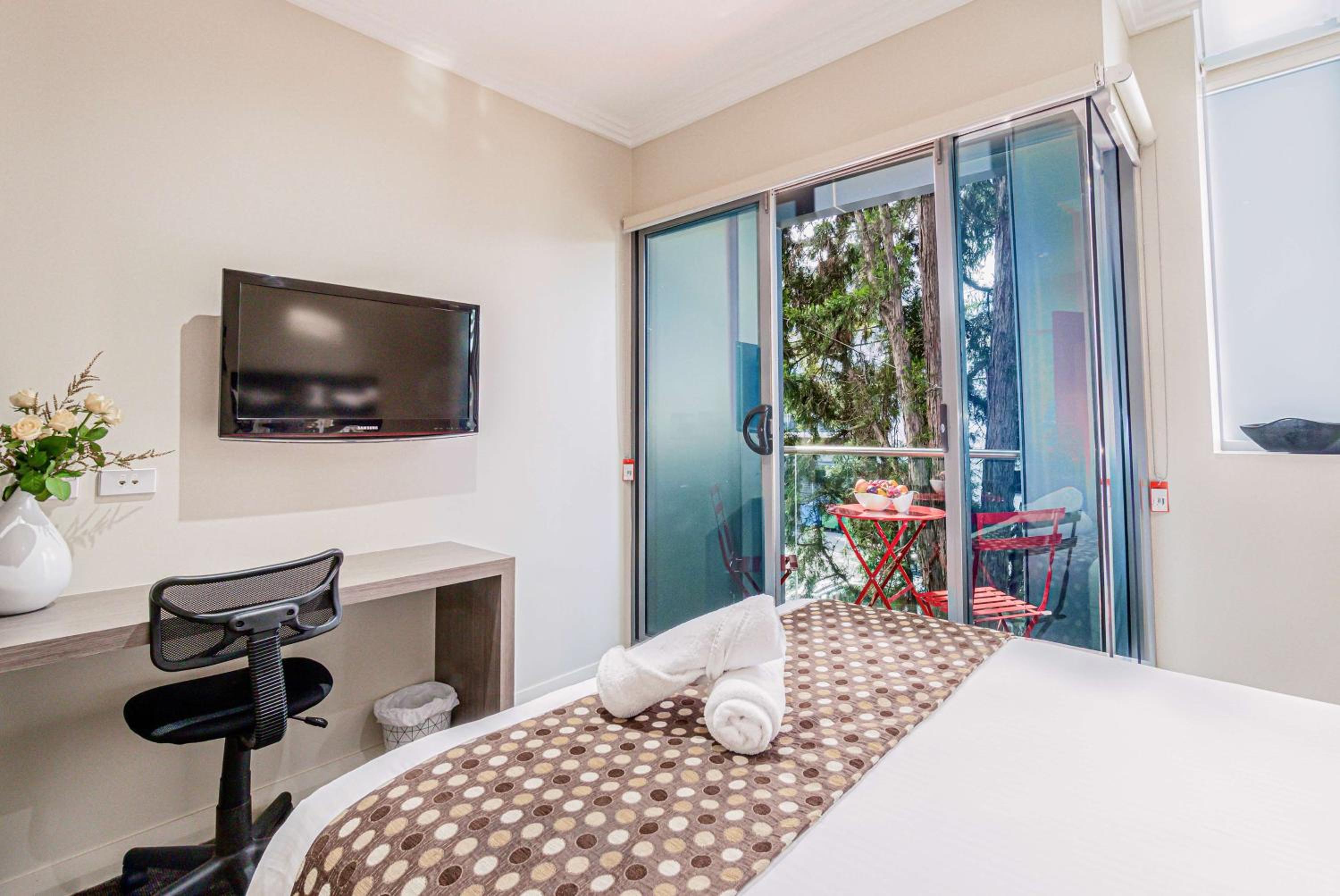 غرفة ديلوكس صغيرة بسرير مزدوج بشرفة بمطبخ صغير، Best Western Plus Camperdown Suites 3/7