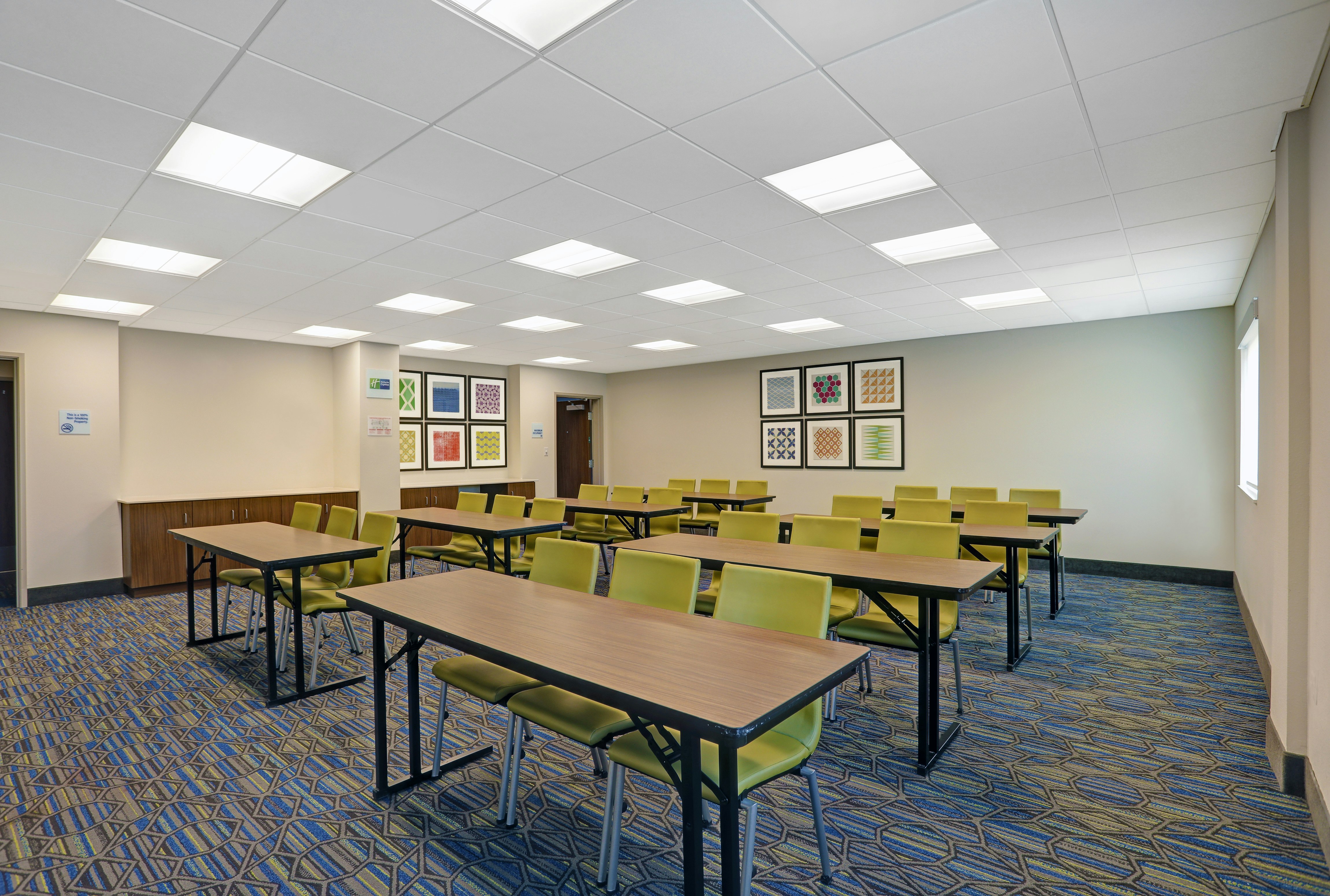 HOLIDAY INN EXPRESS & SUITES LENEXA - OVERLAND PARK AREA 44/54