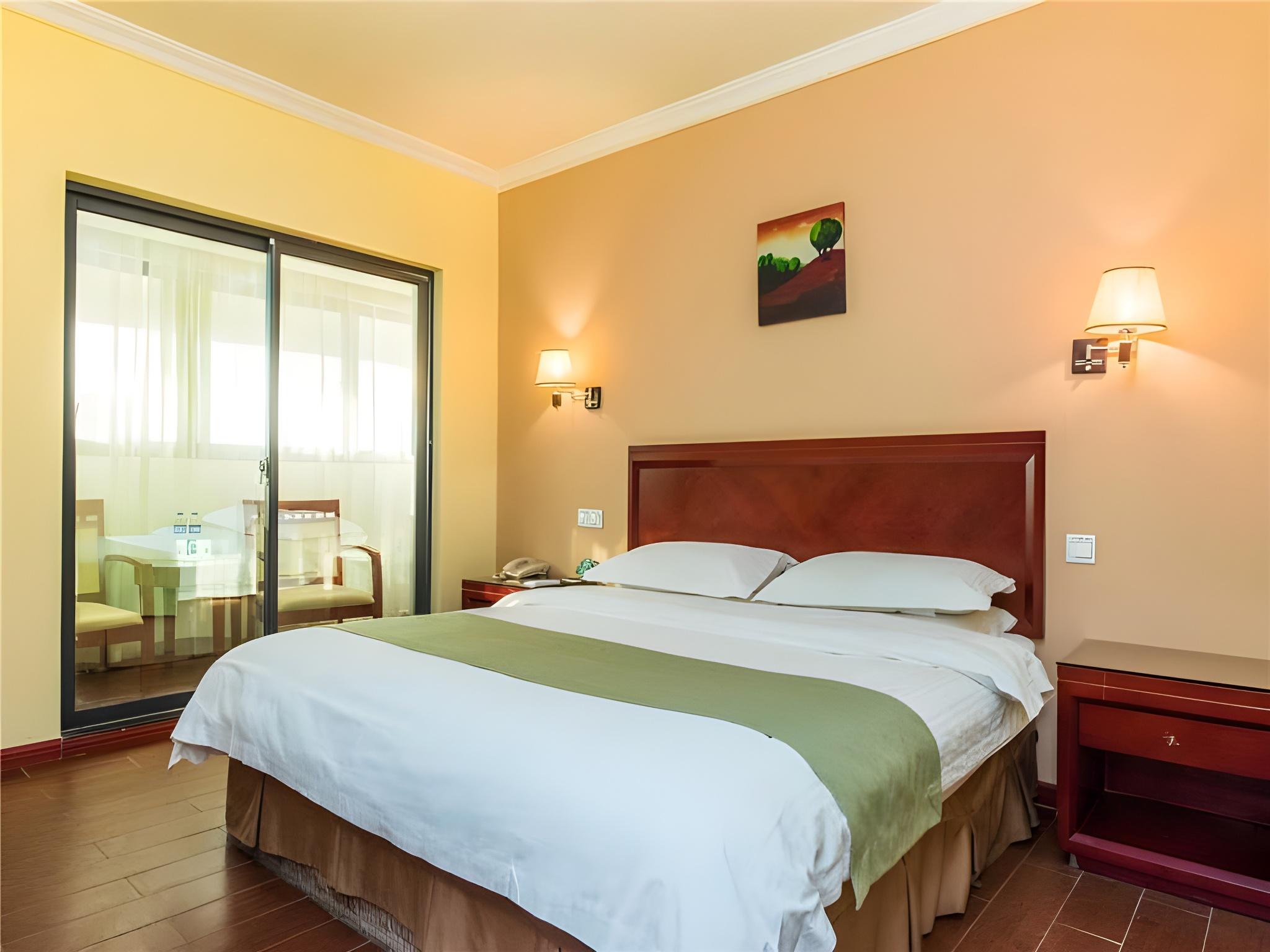 SUPERIOR, QUEEN BED