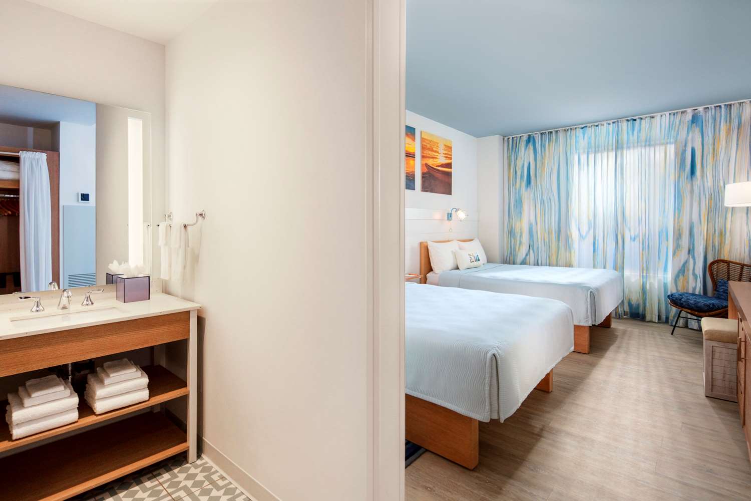Universal's Endless Summer Resort - Dockside Inn and Suites 10/25