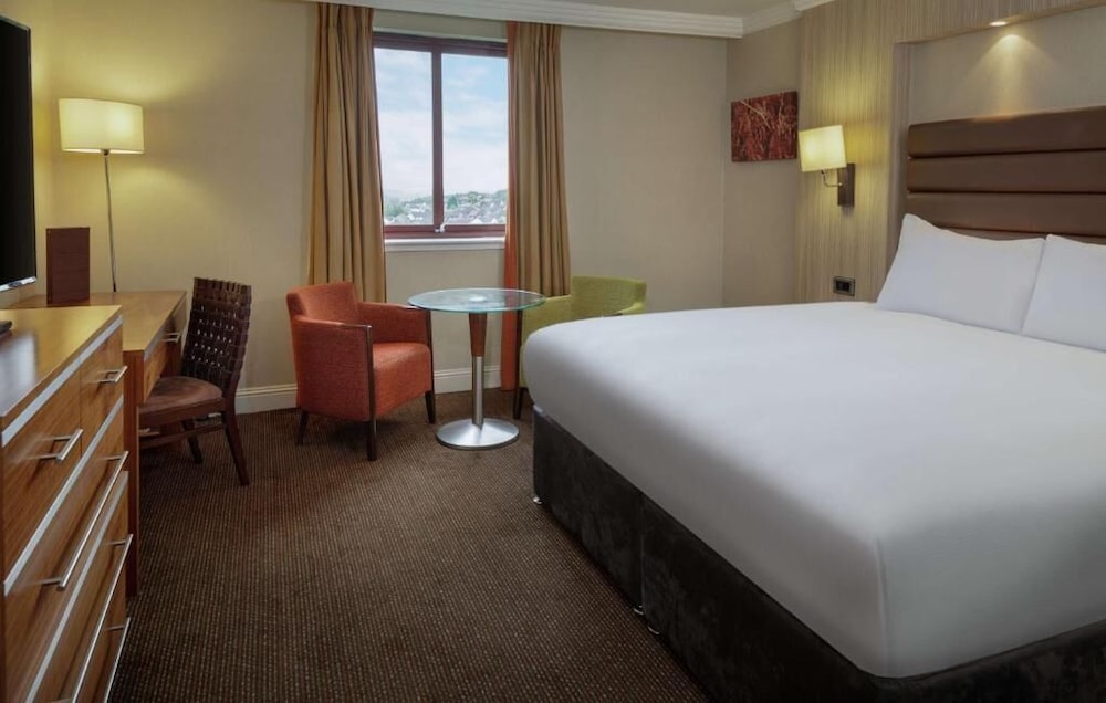 DELUXE, KING BED