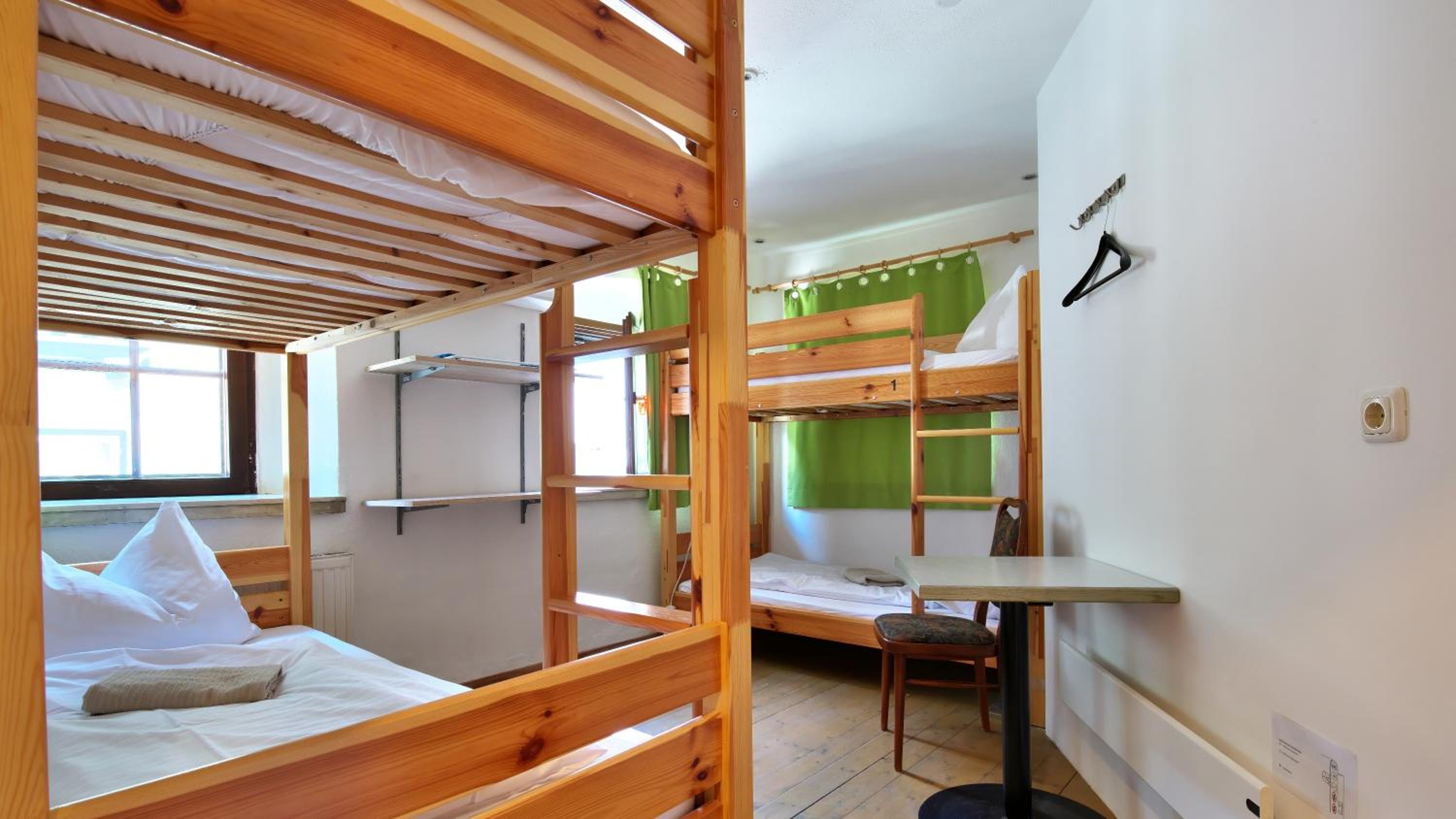 سكن مشترك بأربعة أسرّة للنساء