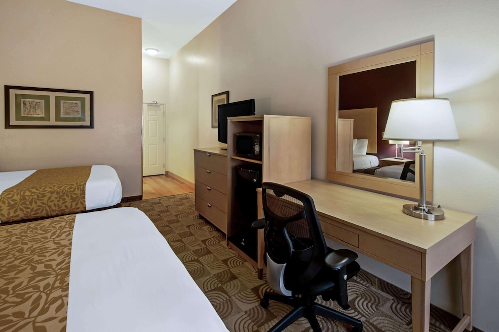 La Quinta Inn And Suites By Wyndham Tucumcari 54/68