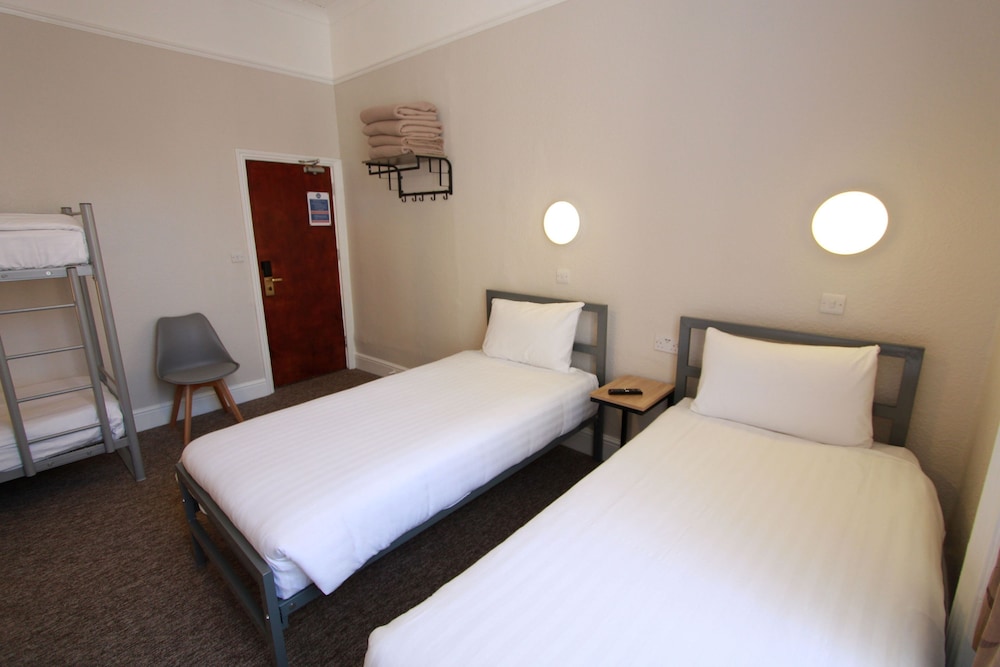 Lords Hotel 32/63
