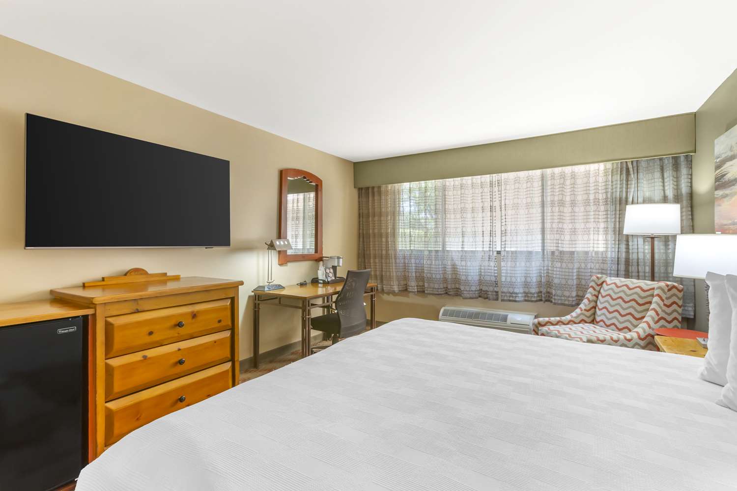 غرفة بسرير كينج يُسمح فيها بالحيوانات الأليفة، Best Western Plus Rio Grande Inn 2/4