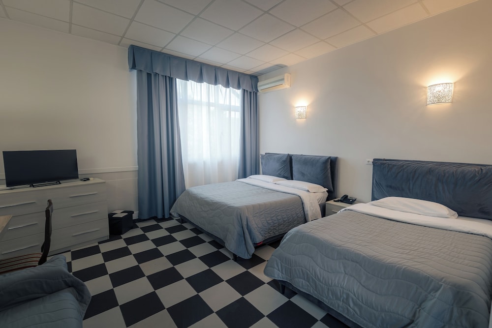 ROOM, QUADRUPLE
