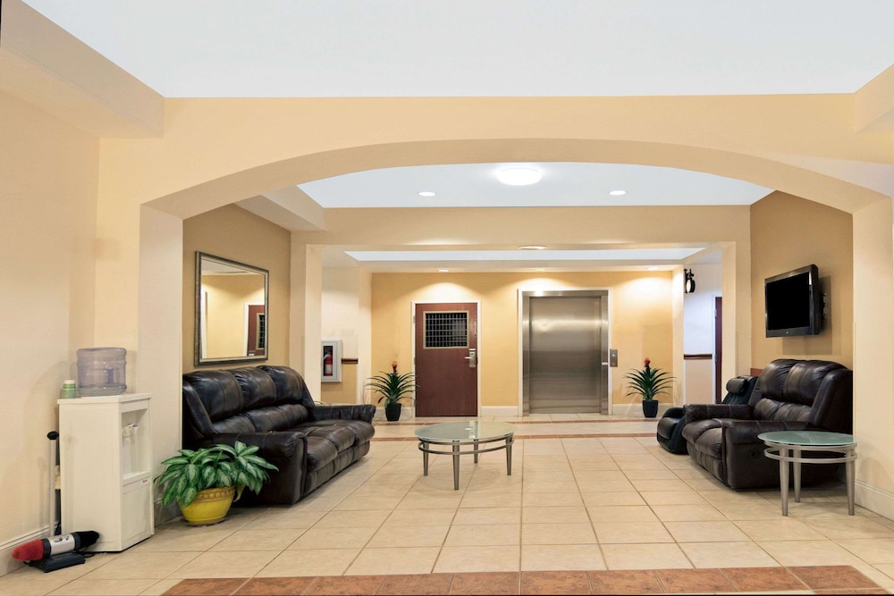 Super 8 By Wyndham Austin/Airport South 41/49