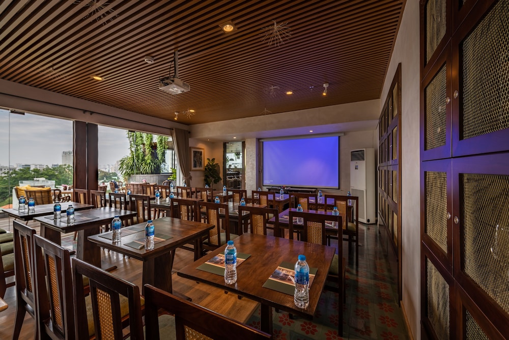 Au Lac Center Hotel 39/50