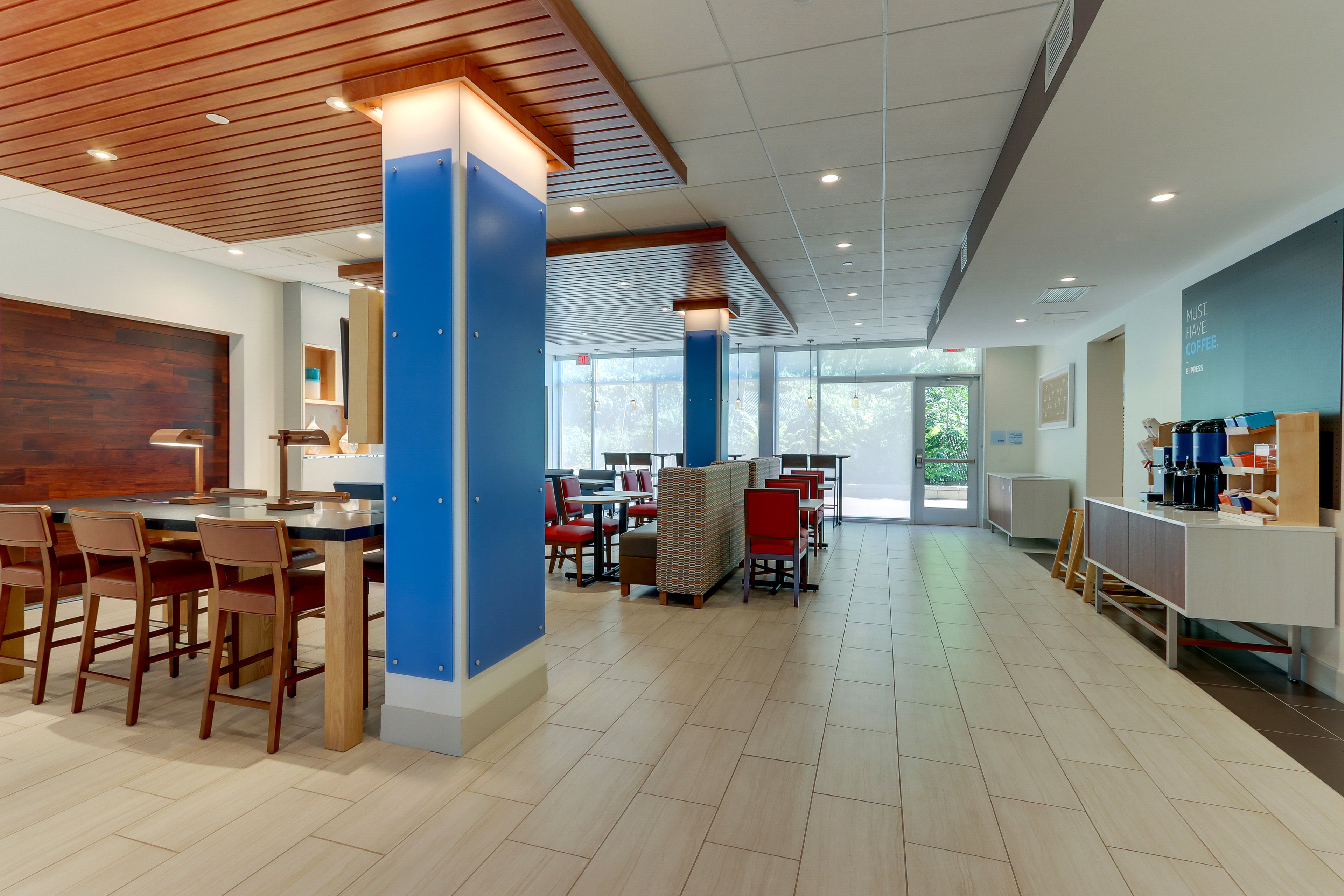 Holiday Inn Express and Suites Roanoke Civic Center 29/34