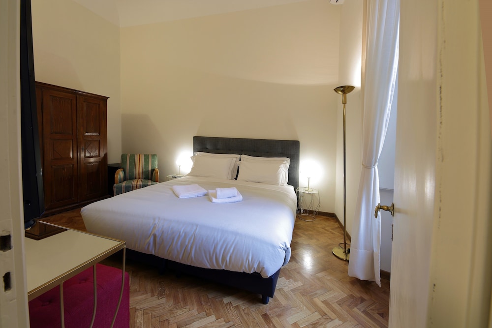 SUPERIOR, QUEEN BED