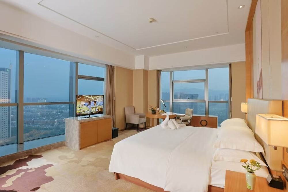 Deluxe, King Bed, City View