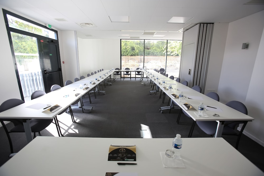 All Suites Appart Hôtel Orly Rungis 50/55