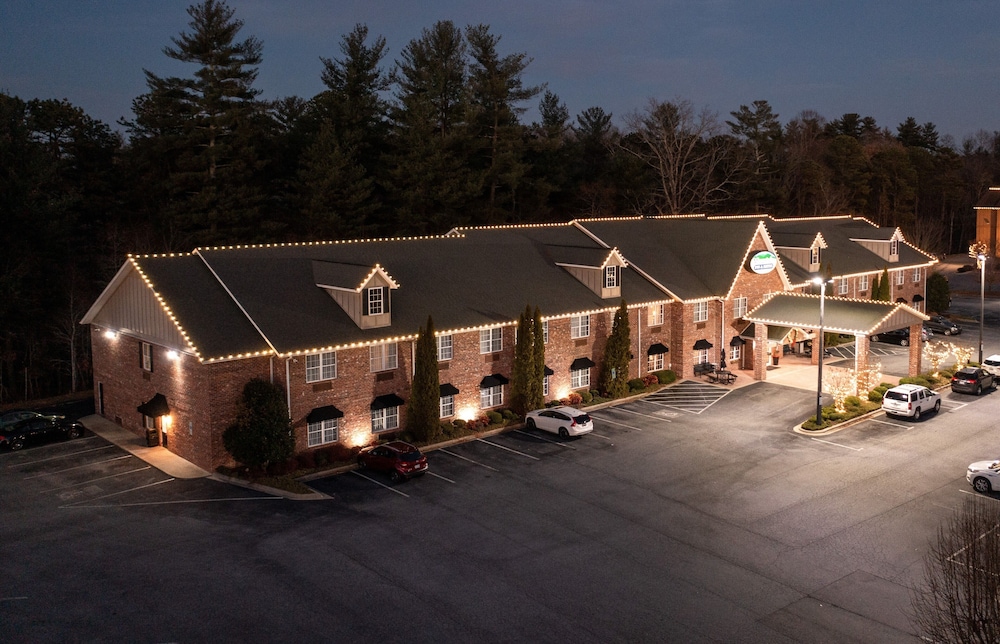 Mountain Inn & Suites Flat Rock 24/53