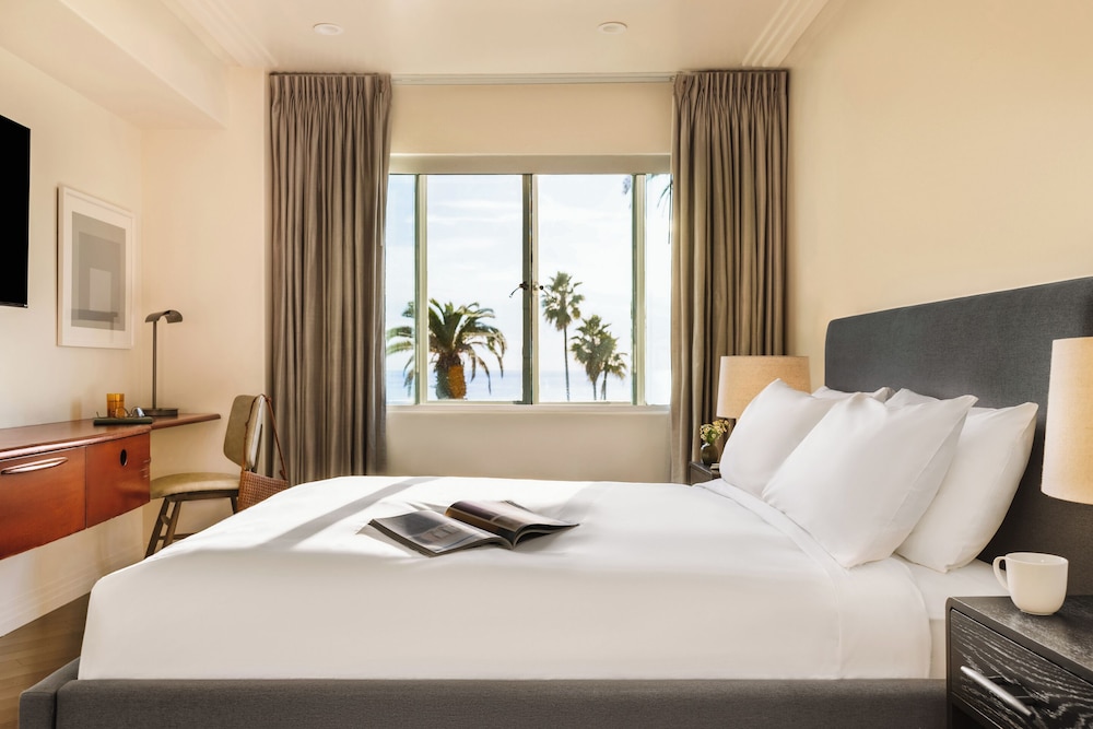 SIGNATURE, SUITE, KING BED, SOFA, BALCONY
