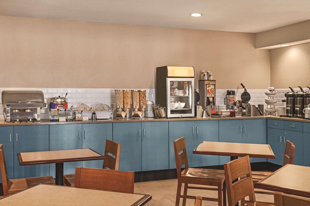 Country Inn & Suites by Radisson, Buffalo, MN 29/37