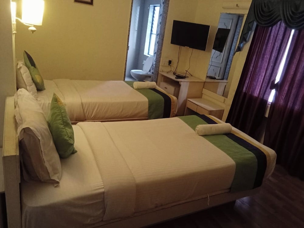 Hotel Crown Ahmedabad 9/43