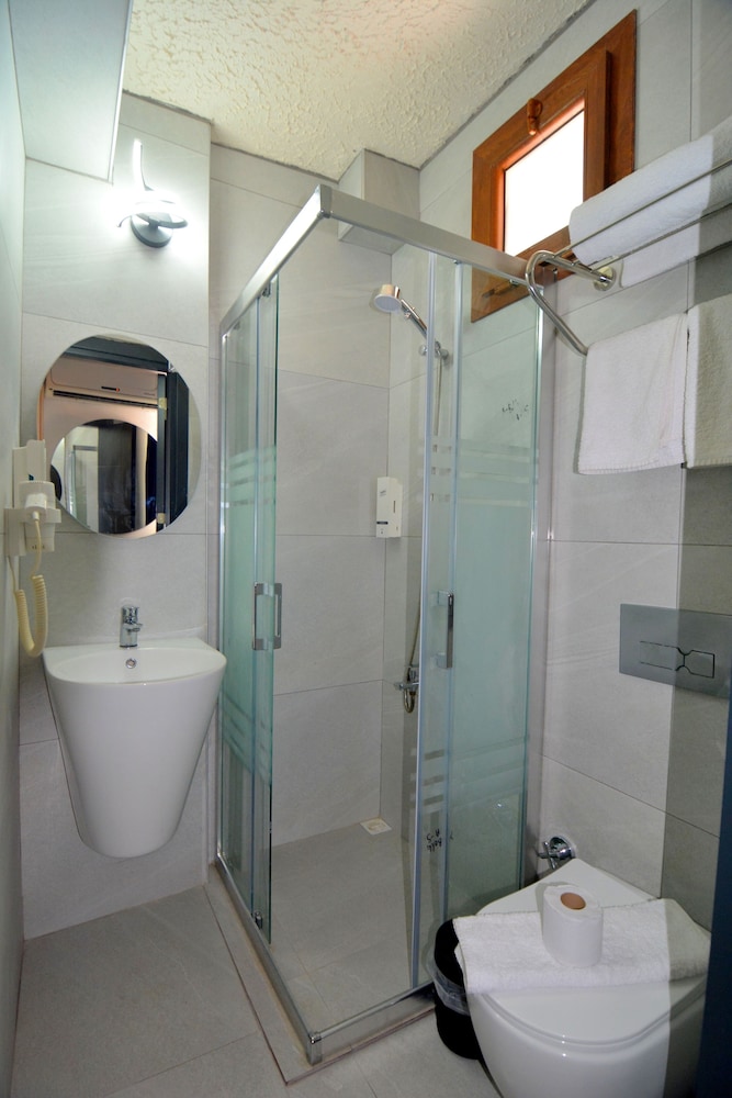 Ados Hotel 55/56