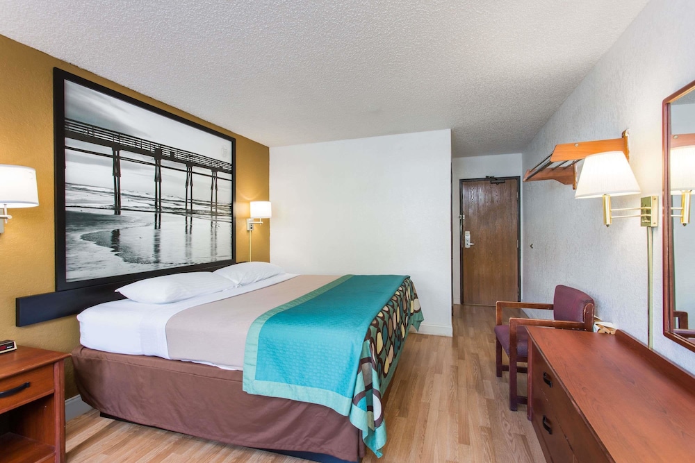 Super 8 By Wyndham Greensboro/Coliseum/Conv. 12/19