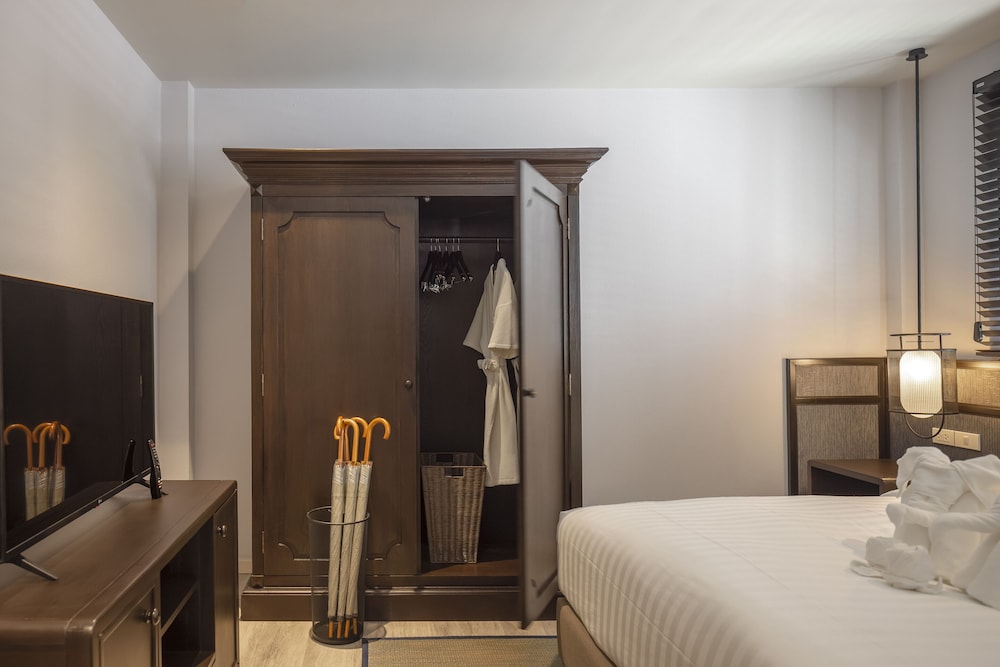 Royal Embassy Resort 24/65
