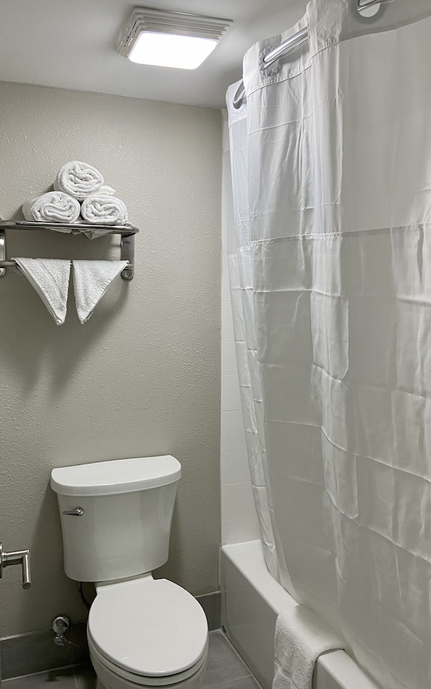 Days Inn by Wyndham Newnan 39/43