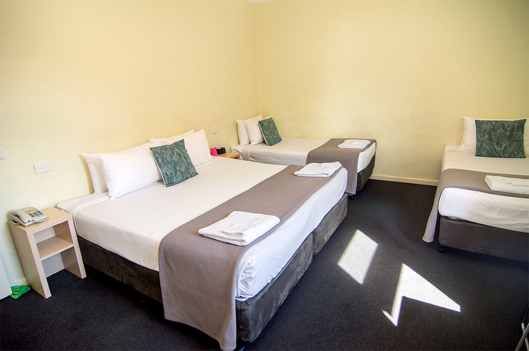Miami, Quadruple, King and Twin Beds، Miami Hotel Melbourne 2/3