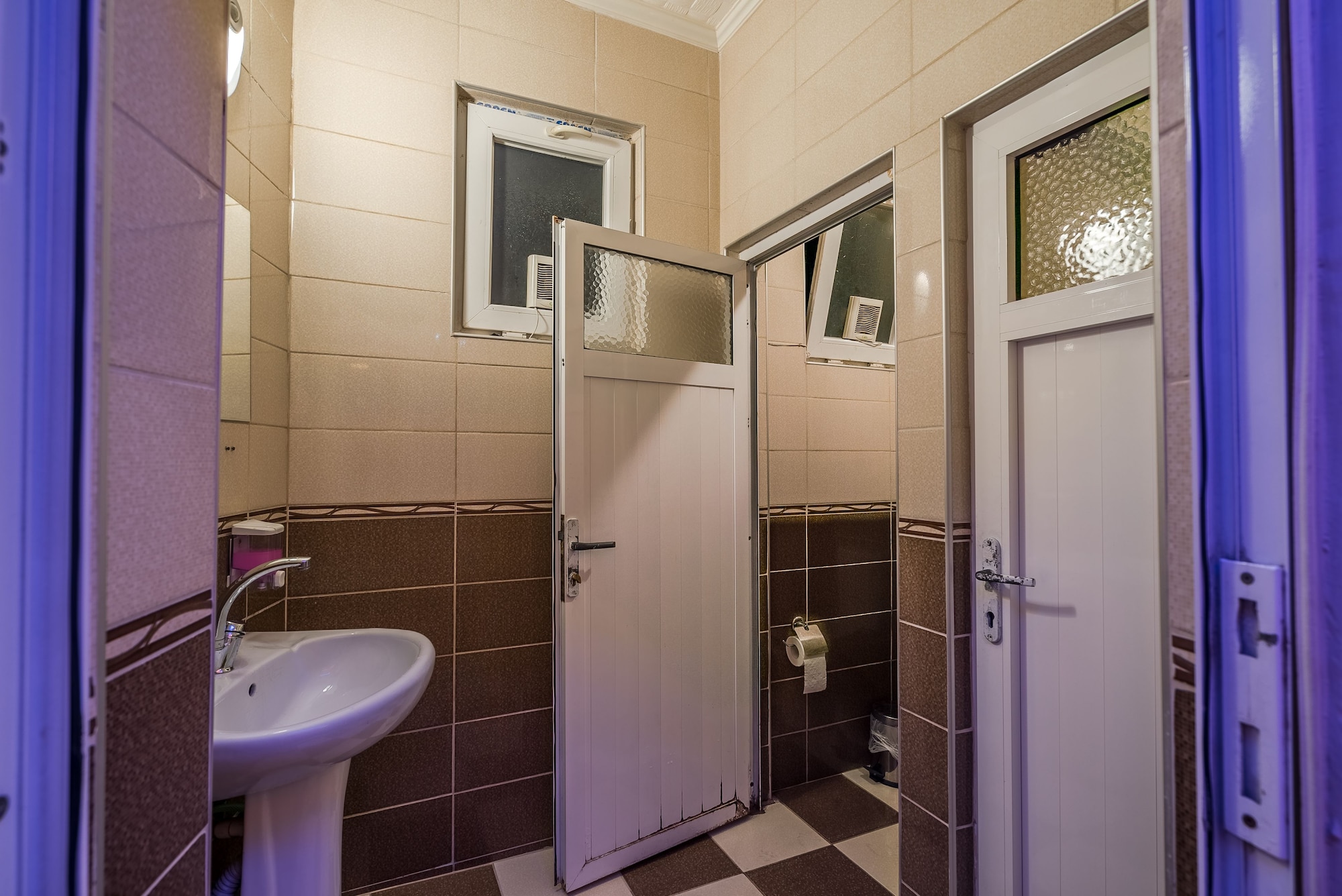 ECONOMY, TRIPLE, SHARED BATHROOM