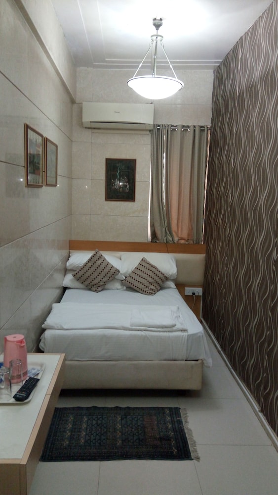 Bentley Hotel Churchgate 5/24