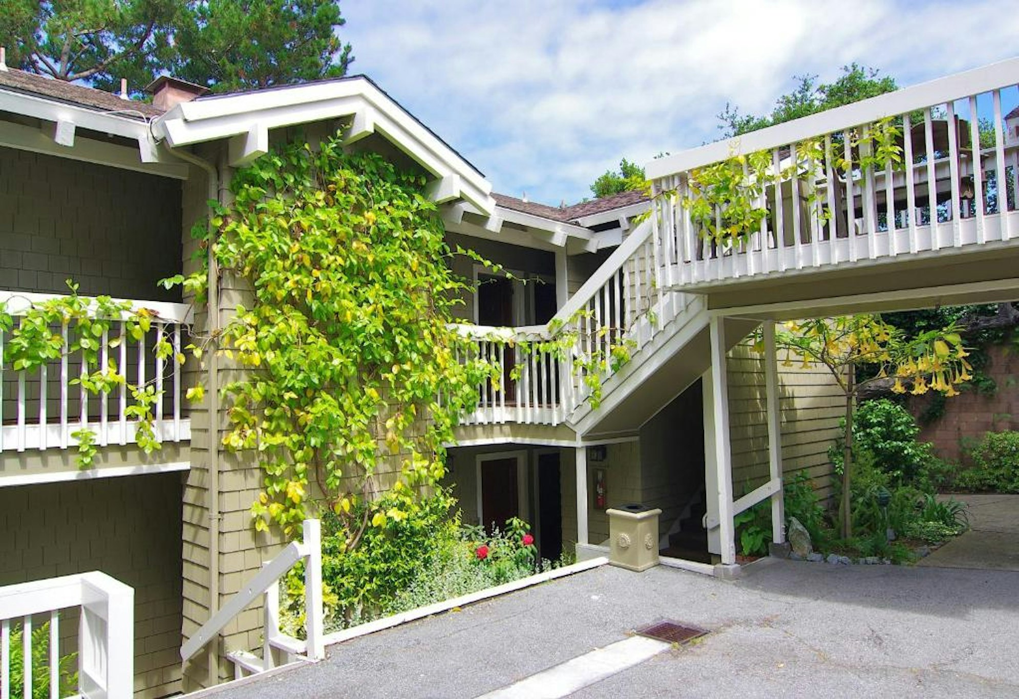 Carriage House Inn 5/35