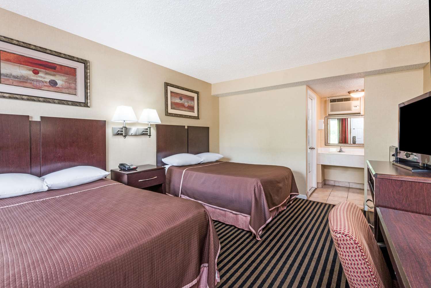 Howard Johnson by Wyndham Hartford South - Rocky Hill 10/31