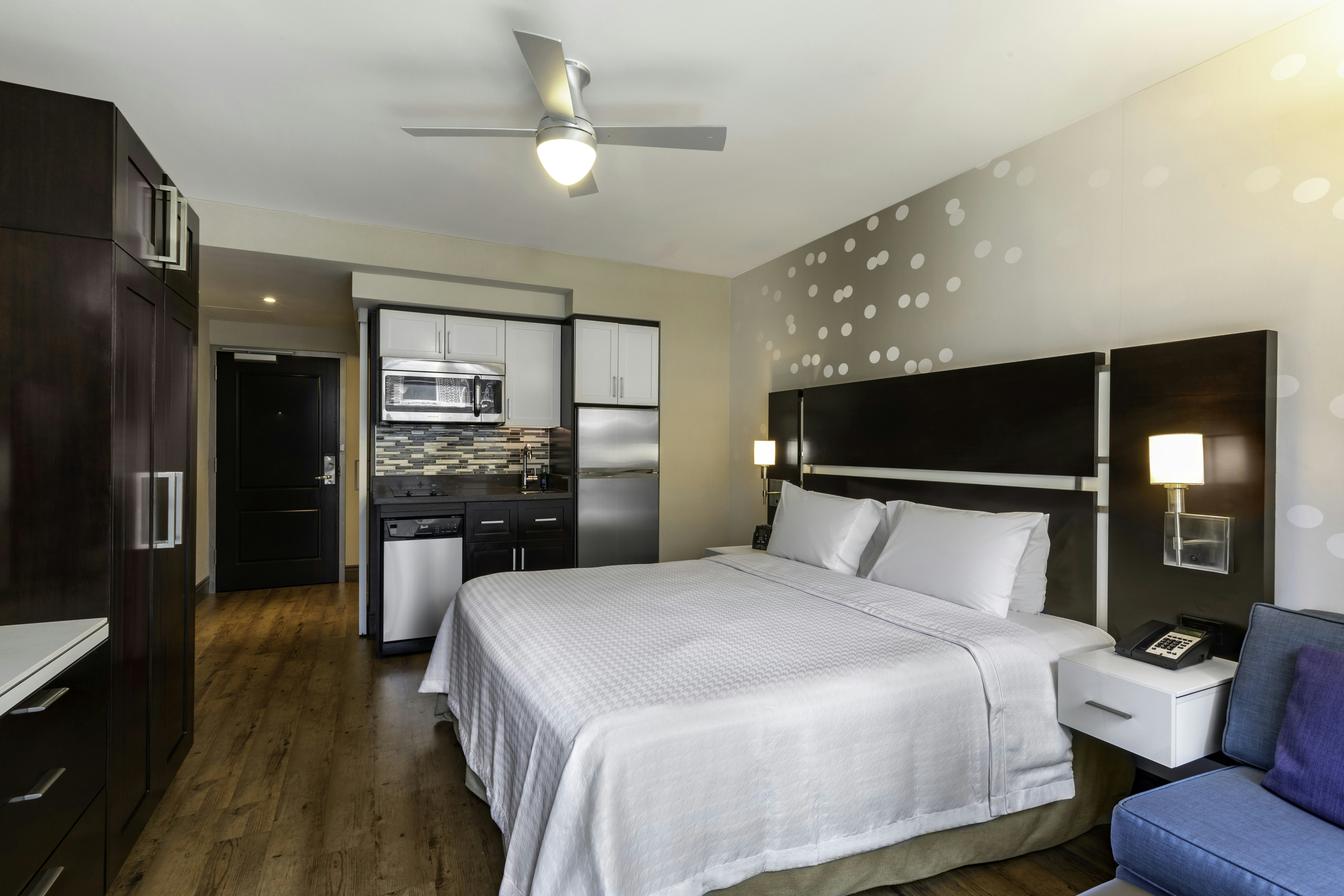 PREMIUM, STUDIO, KING BED