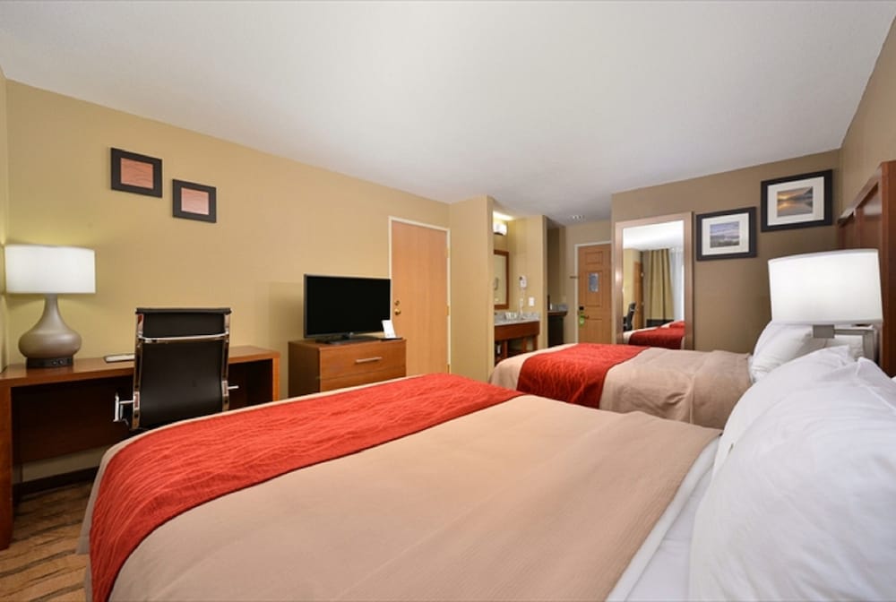 Comfort Inn & Suites Cedar Rapids North - Collins Road, IA 7/37