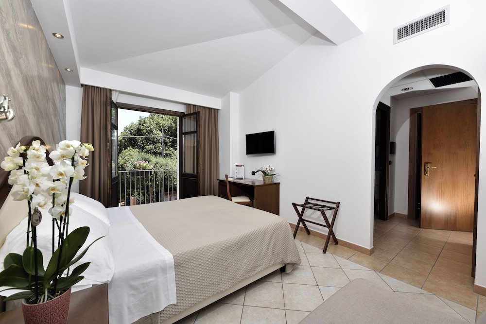 Nicoletta Hotel 18/69