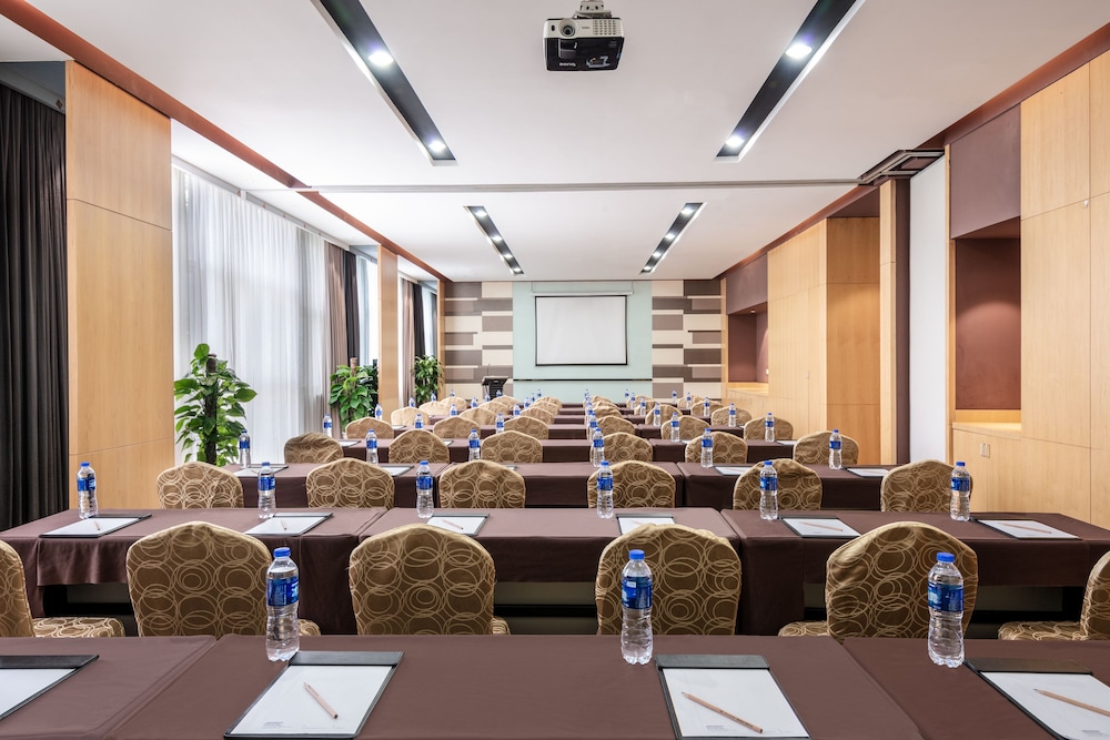 Holiday Inn Express New Jinqiao 33/35