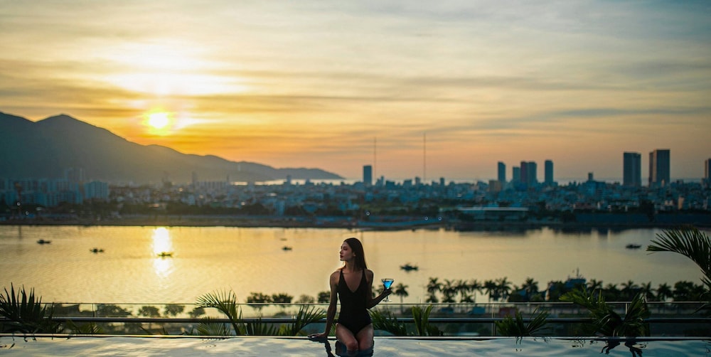 New Orient Hotel Danang 68/70