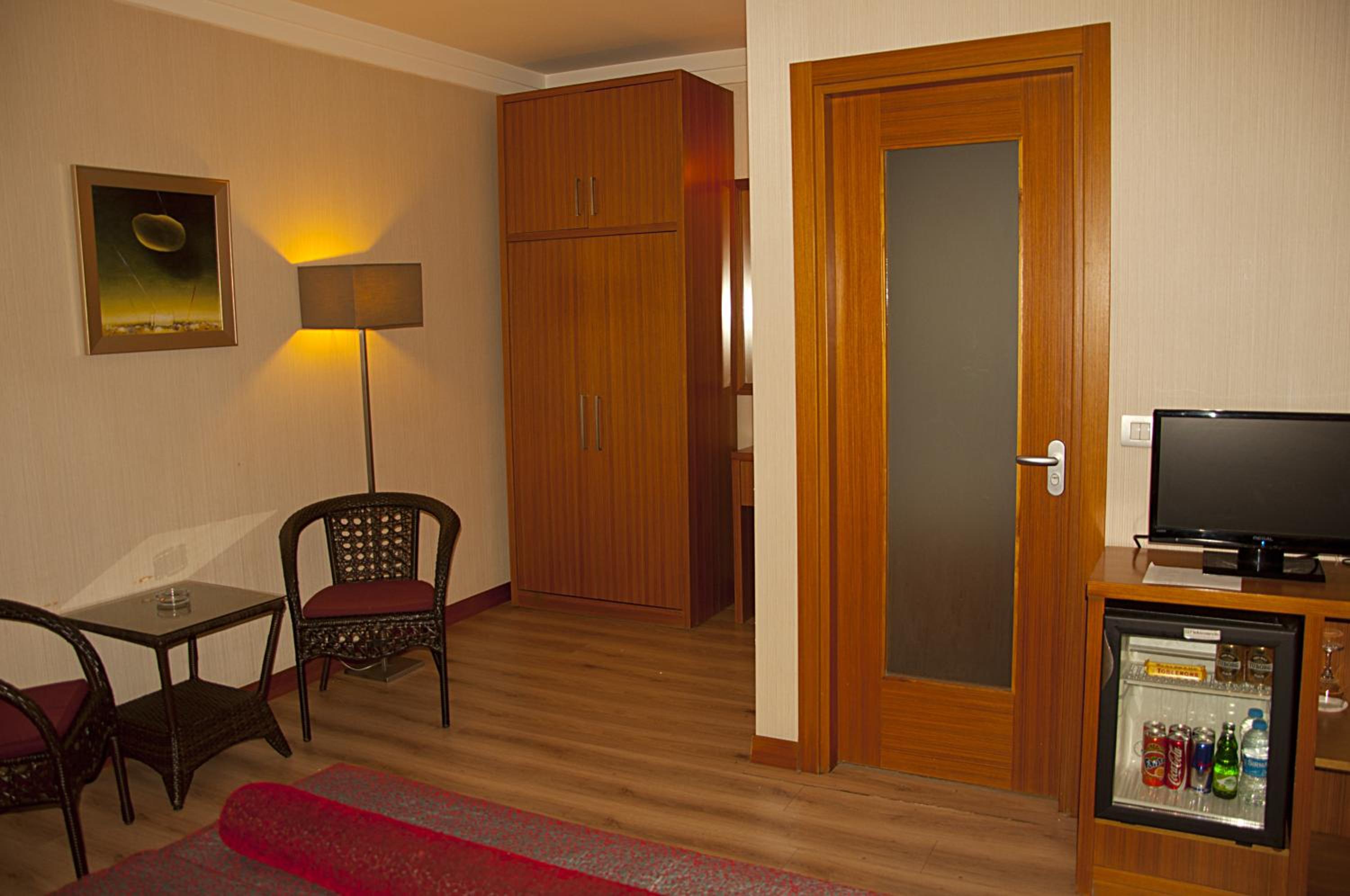 Island Hotel 33/43