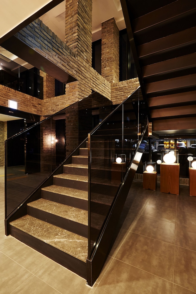 URBAN ISLAND HOTEL 22/28