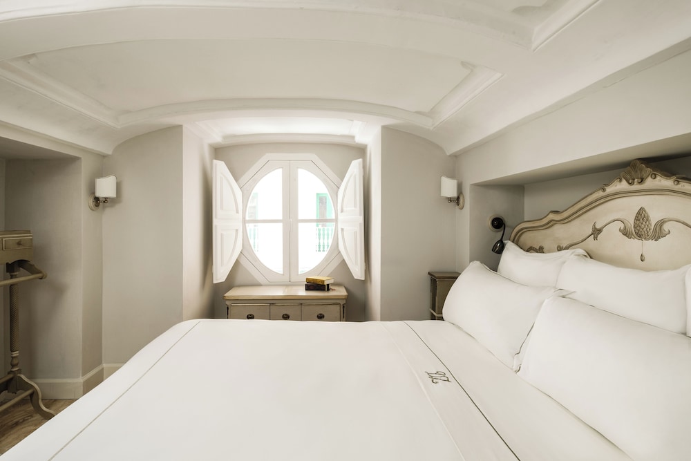 DELUXE, SUITE