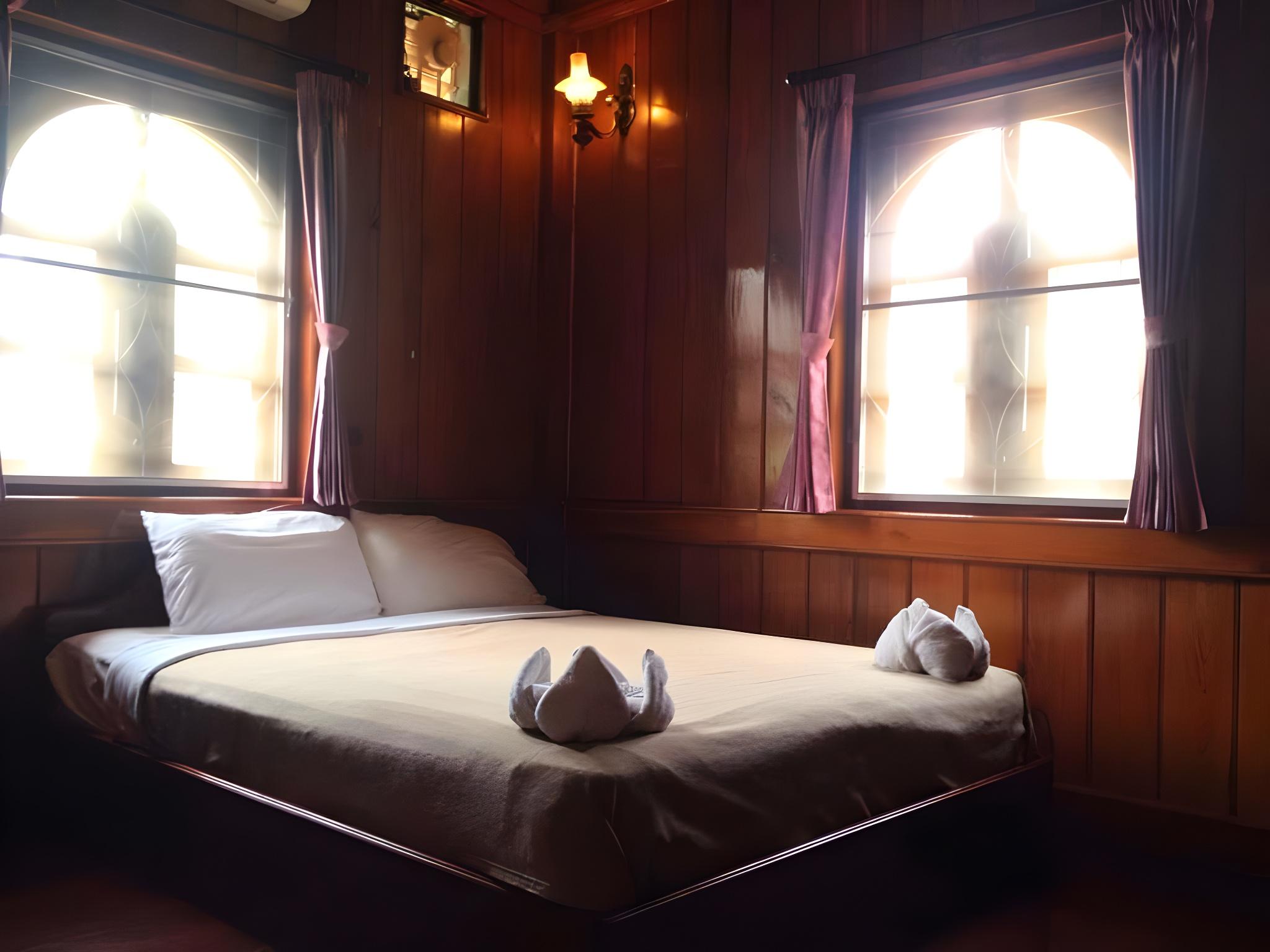 Standard, Queen Bed