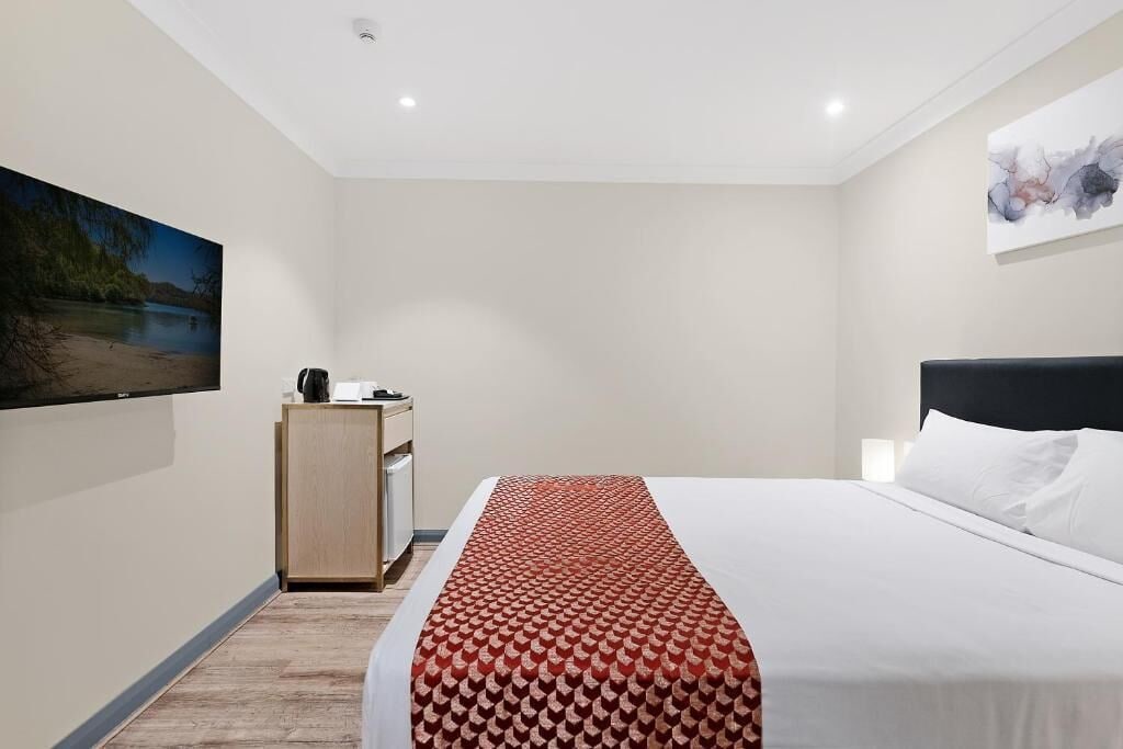 STANDARD, QUEEN BED