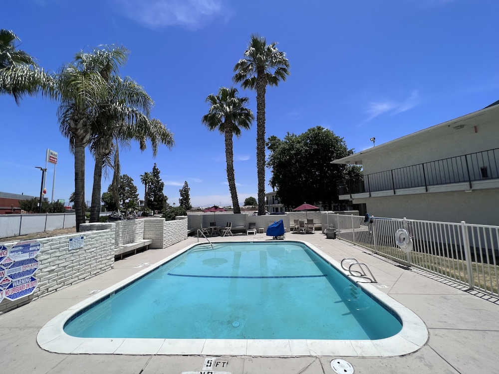 Motel6 Bakersfield, CA - South 47/54