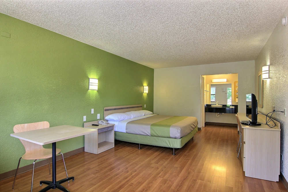 Motel6 Austin, TX - Central Downtown UT 36/53