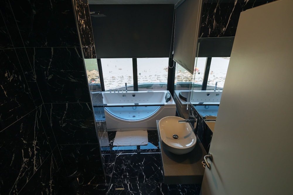 Brilliant Hotel & SPA Golem 33/43