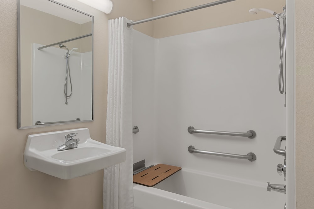 CANDLEWOOD SUITES RALEIGH CRABTREE 18/57
