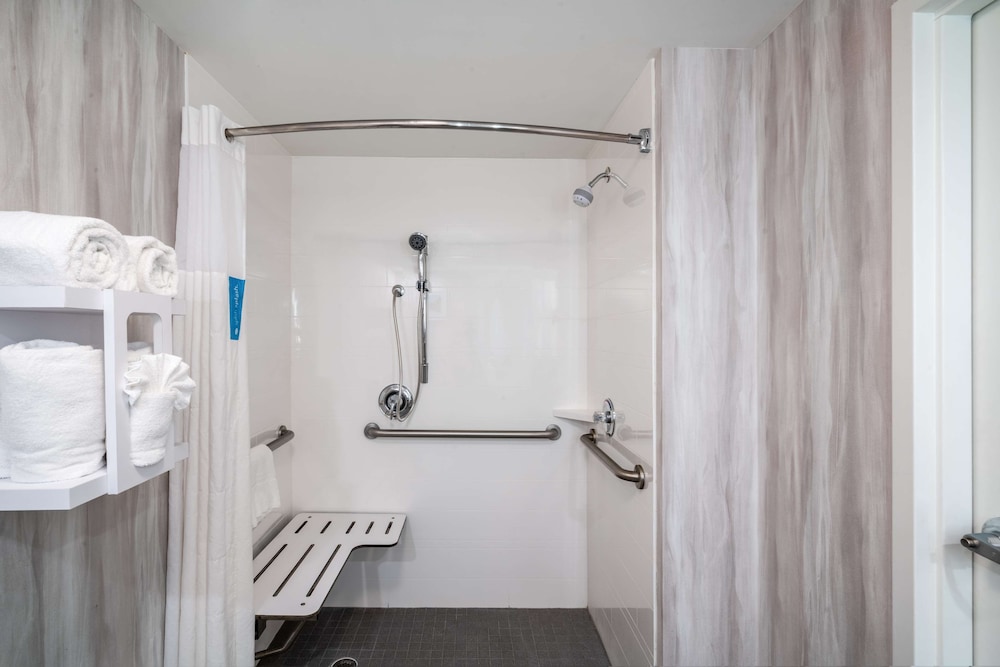 Hampton Inn & Suites Amelia Island-Historic Harbor Front 8/44