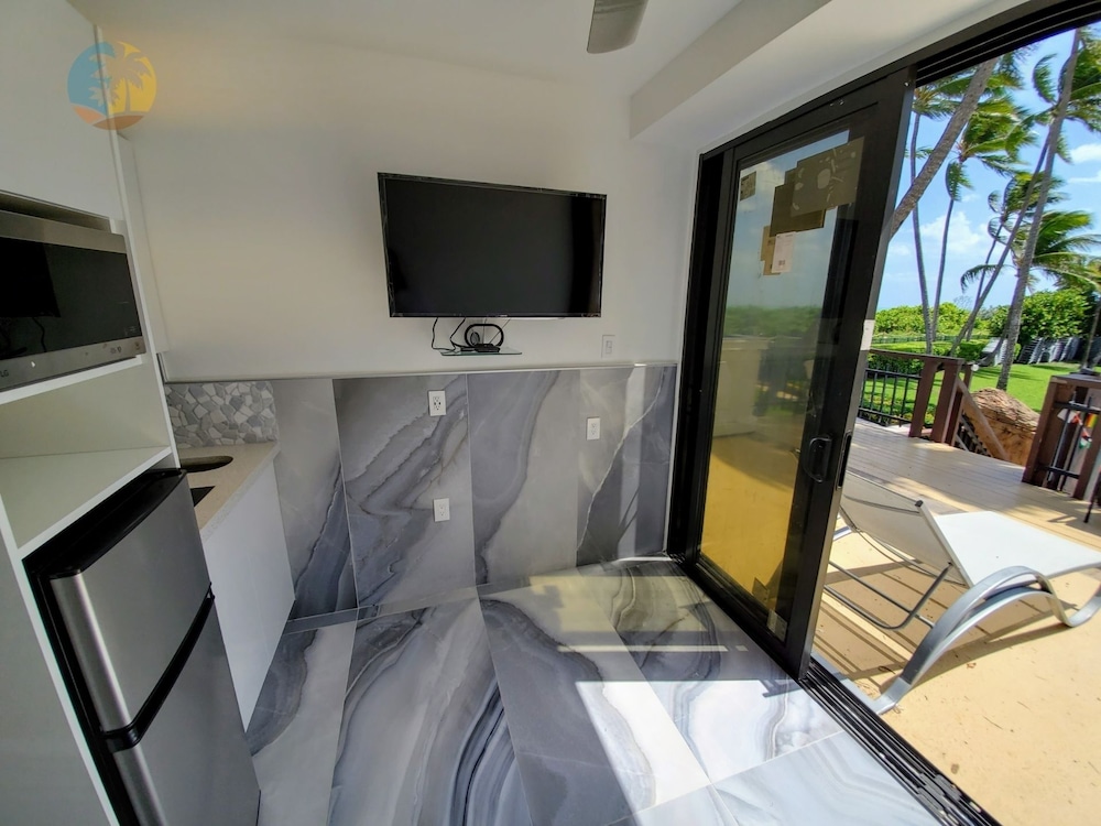 The Alexander All Suite Oceanfront Resort 44/50