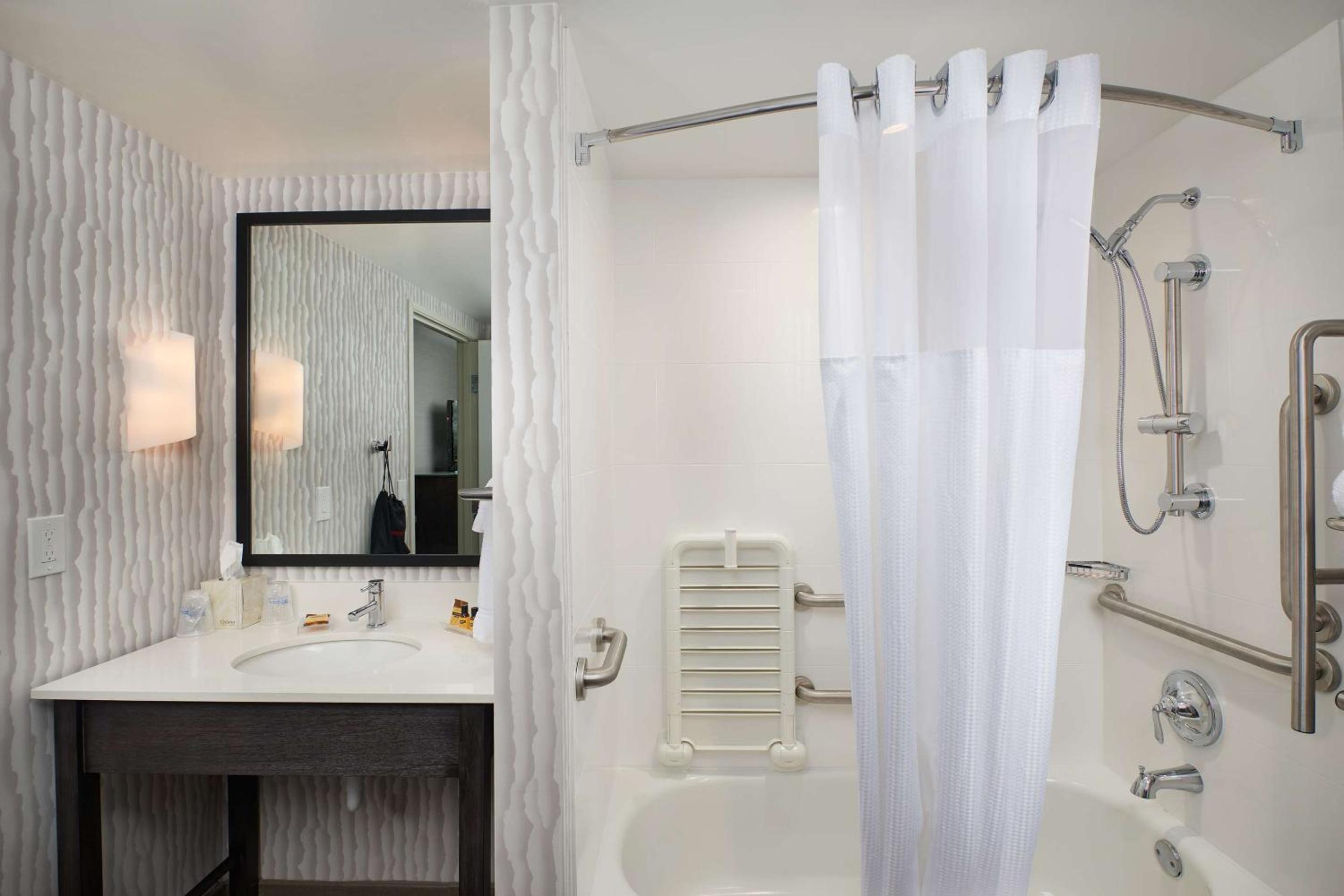 غرفة بسريرين كوين بإطلالة على البحر بحوض استحمام لذوي الإعاقة، Best Western Plus Agate Beach Inn 4/4