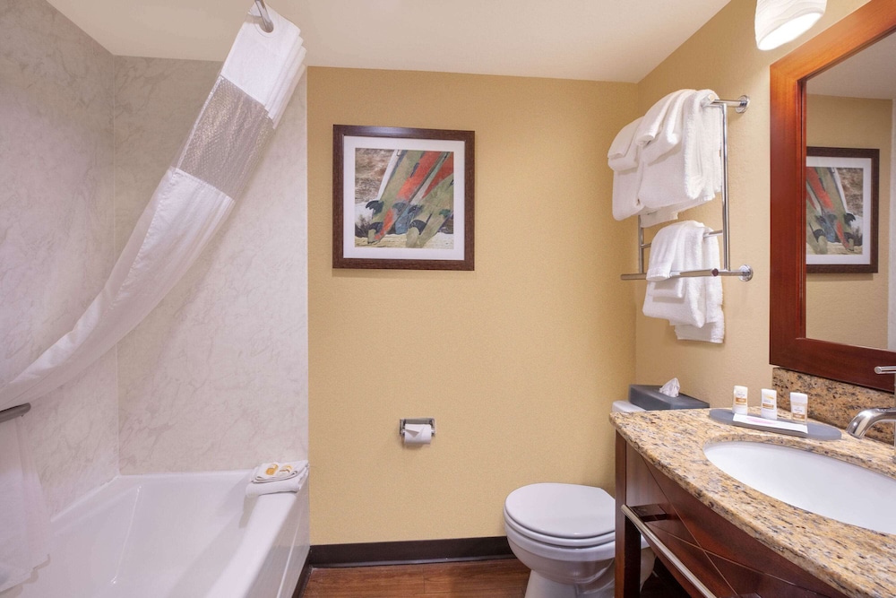 La Quinta Inn & Suites by Wyndham Cocoa Beach Oceanfront 14/54